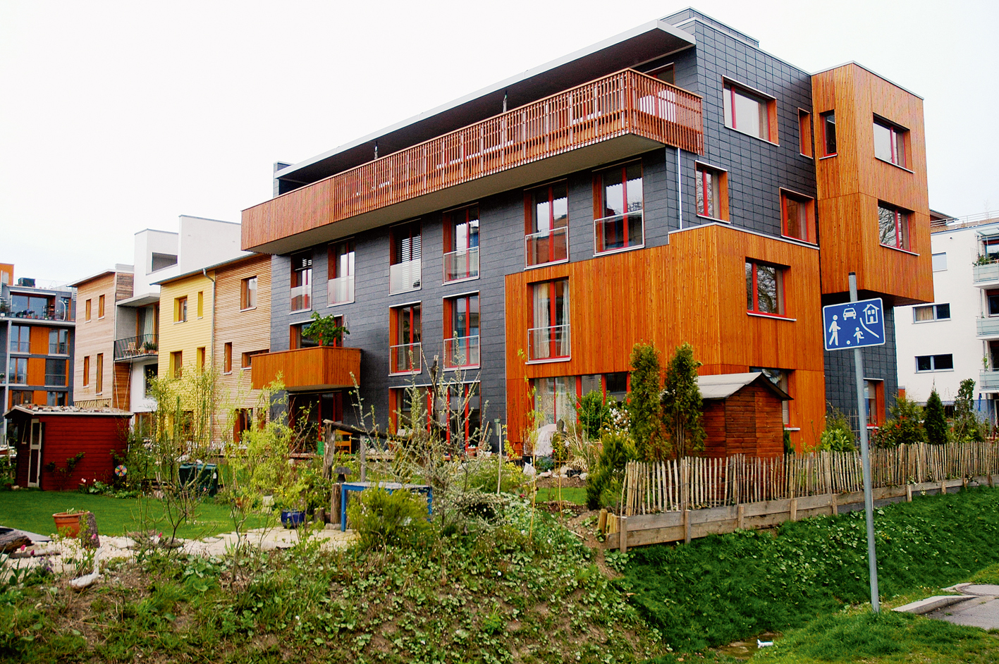 I Vauban har en streng byplan og brukermedvirkning gitt stor variasjon i boligblokkenes arkitektoniske uttrykk. Foto: Per Anda.