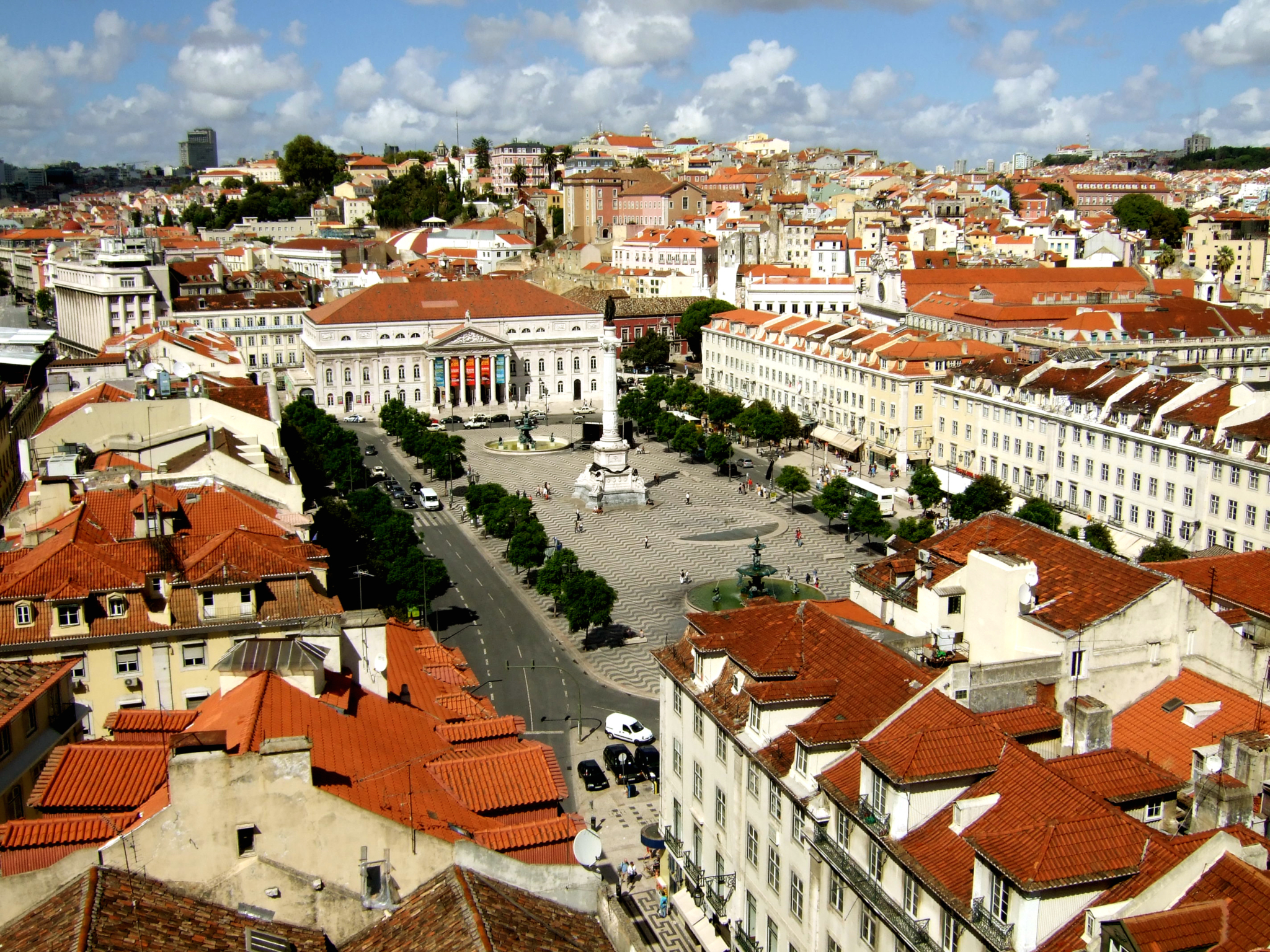Praca do Rossio  enda et fint plassrom i Lisboa. Nasjonalteatret ligger i enden av plassen.