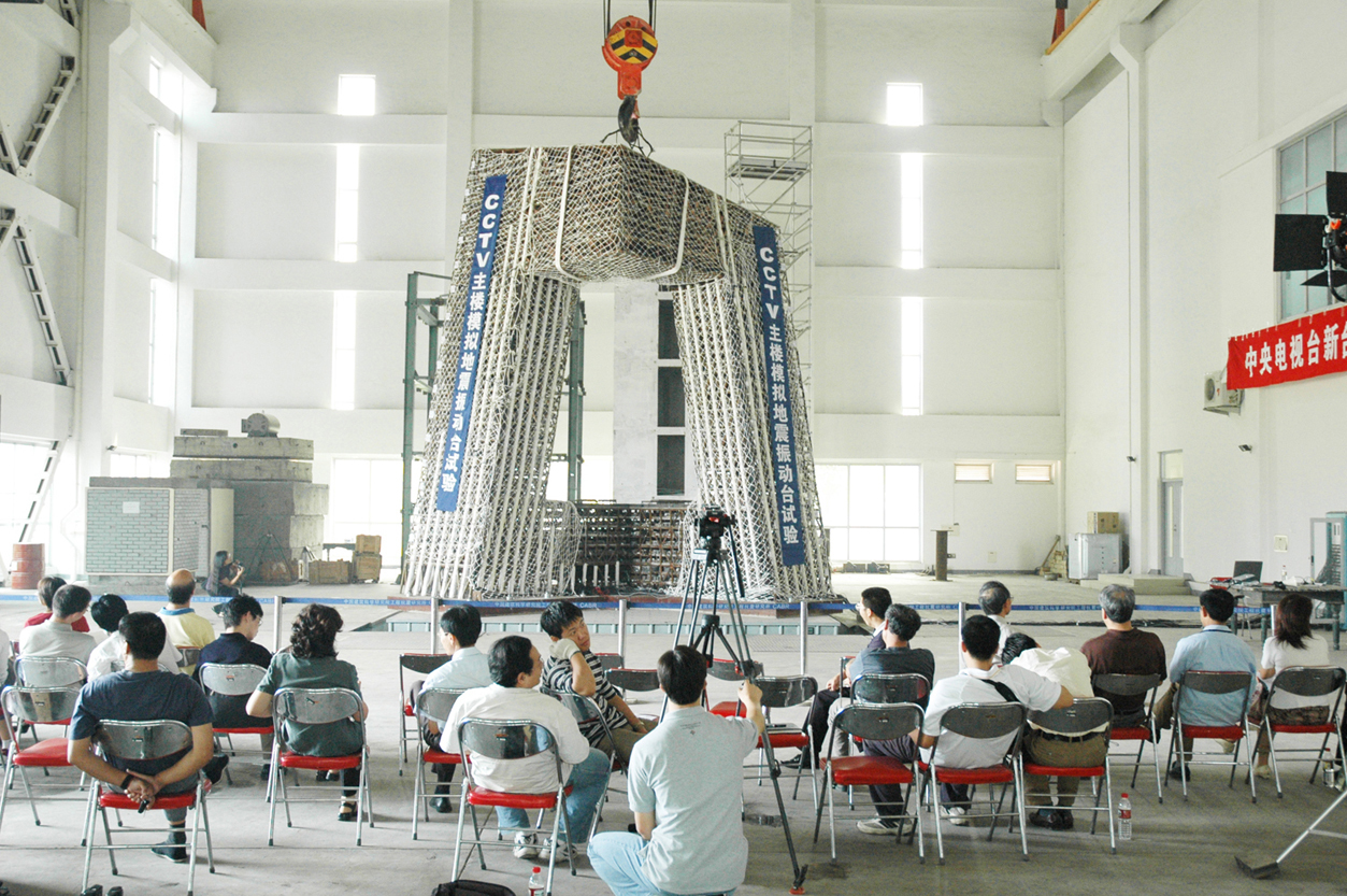 En 64 tonn tung metallmodell gjenomgår seismiske prøver med tanke på sikkerhet ved jordskjelv. Ekspertene følger med. Foto: Ole Scheeren. En 64 tonn tung metallmodell gjenomgår seismiske prøver med tanke på sikkerhet ved jordskjelv. Ekspertene følger med. Foto: Ole Scheeren.