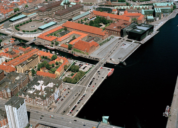Bryghusgrunden er den ubebygde tomten ut til havnefronten mellom Langebro og Knippelsbro. Den ligger i kvartalet mellom Vester Voldgade og Frederiksholms Kanal, naboer er Chr. IVs Bryghus, Det Kongelige Biblioteks Sorte Diamant, Søren Kierkegaards Plads, Materialgården og bolig- og kontoreiendommen Ny Christiansborg. Foto: JW luftfoto.