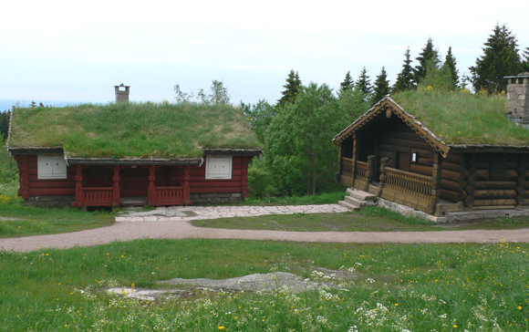 Heftyetunet ved Frognersetern, et gammelt setertun som brukes ved representasjon. Opprusting av tun i form av opparbeiding av grusplass og gangveier mellom stuene, skiftebelegg ved inngang til hovedhuset, og beplantning. Friluftsetaten ved Cathrine Løken ledet byggeprosjektet på oppdrag fra Rådhusets Forvaltningstjeneste. Foto: Cathrine L. Løken