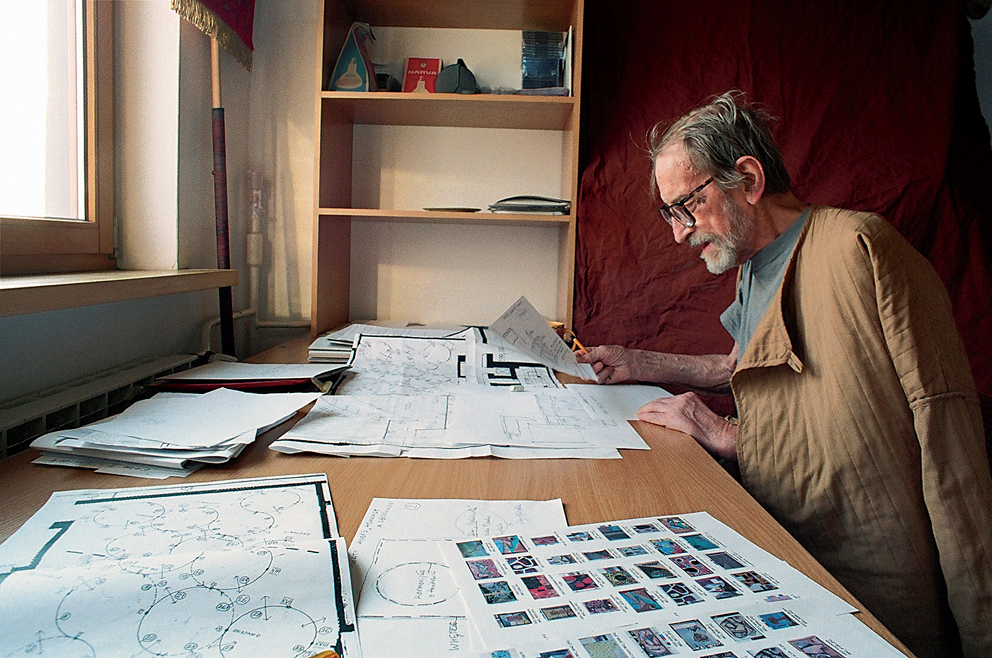 Oskar Hansen-symposia på BAS spring ut frå  arbeida og Open Form-teorien til den polske arkitekten Oskar Hansen. Her førebur han si siste utstilling, som opna i Zachenta september 2005. Foto: Wanda Hansen.