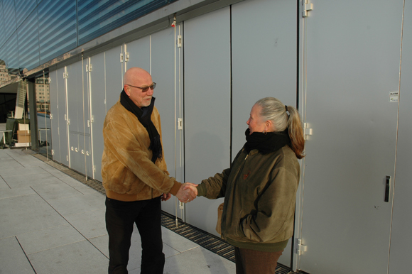 - Jeg må få gratulere, sier Anne-Margrete Skari, musikkbibliotekar ved Operaen. Nylig ble bygget og plassen tildelt prisen for verdens kulturbygg 2008 i en prestisjekåring i Barcelona. Foto: Husbanken