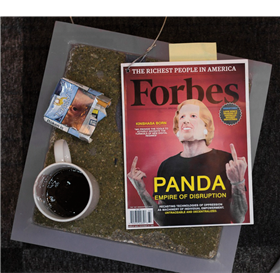 Foto fra utstillingen på Doga, som viser Panda på en fiktiv Forbes-forside. Foto: Bengler & OMA. Foto fra utstillingen på Doga, som viser Panda på en fiktiv Forbes-forside. Foto: Bengler & OMA.