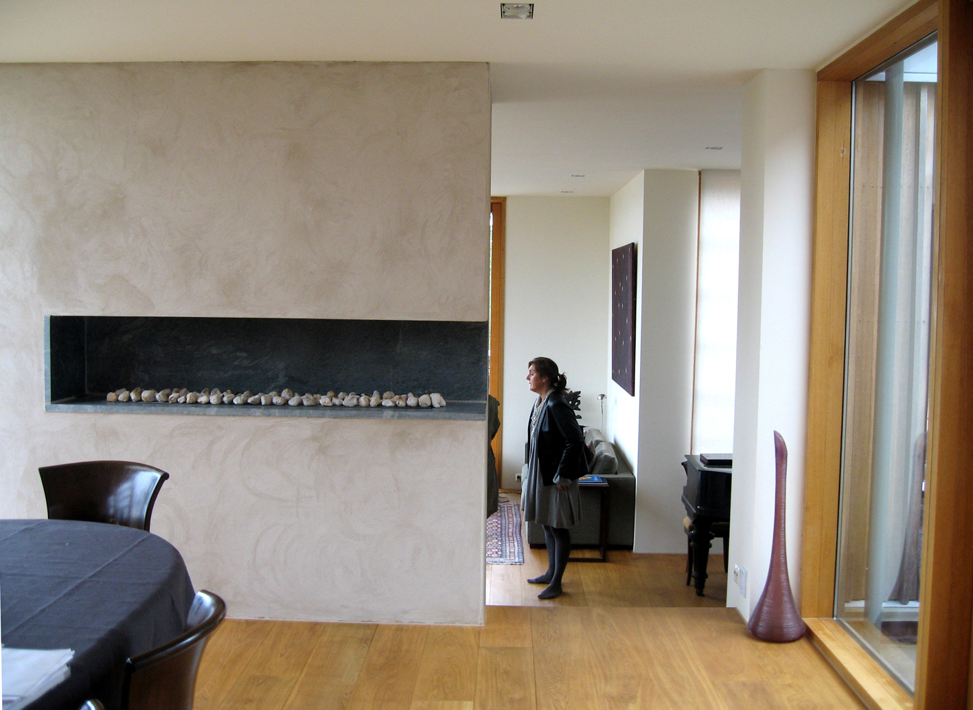 Villa i høyden
Den 400 kvm store villaen i Doktor Holms vei 13, Holmenkollen, var en av de åtte privatboligene som eierne var så vennlige å åpne for publikum denne helgen. Arkitektkontoret Stein Halvorsen er mester for dette atriumhuset med byens kanskje flotteste utsikt. Det er brukt naturlige og vedlikeholdsfrie materialer og huset er også ellers miljøvennlig med bl.a. vannbåren jordvarme, balansert ventilasjon og isolasjon av linmatter.  Vanntrapp og skogbunn-vegetasjon er trukket opp mot huset og det er et vakkert sedum-dekke på taket.