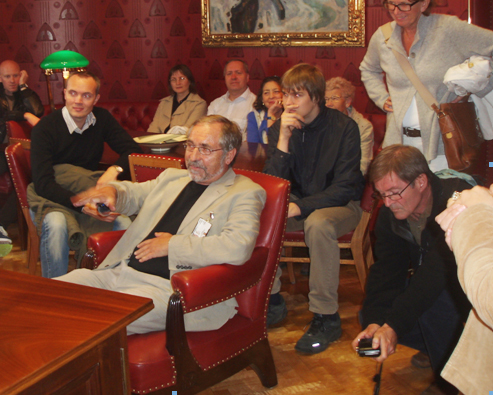 Finansdepartementet
Finansdepartementet - oppført ved det forrige århundreskiftet etter tegninger av arkitektene Stener Lenschow og Henrik Bull - var en av de mest populære offentlige bygningene i programmet. Påmeldingslistene ble fulltegnet fra morgenen av, og mange måtte snu i døren. De som kom inn fikk fremragende omvisning med mye interessant informasjon. Her har en sliten gjeng arkitekturinteresserte slått seg ned i finansministerens kontor.