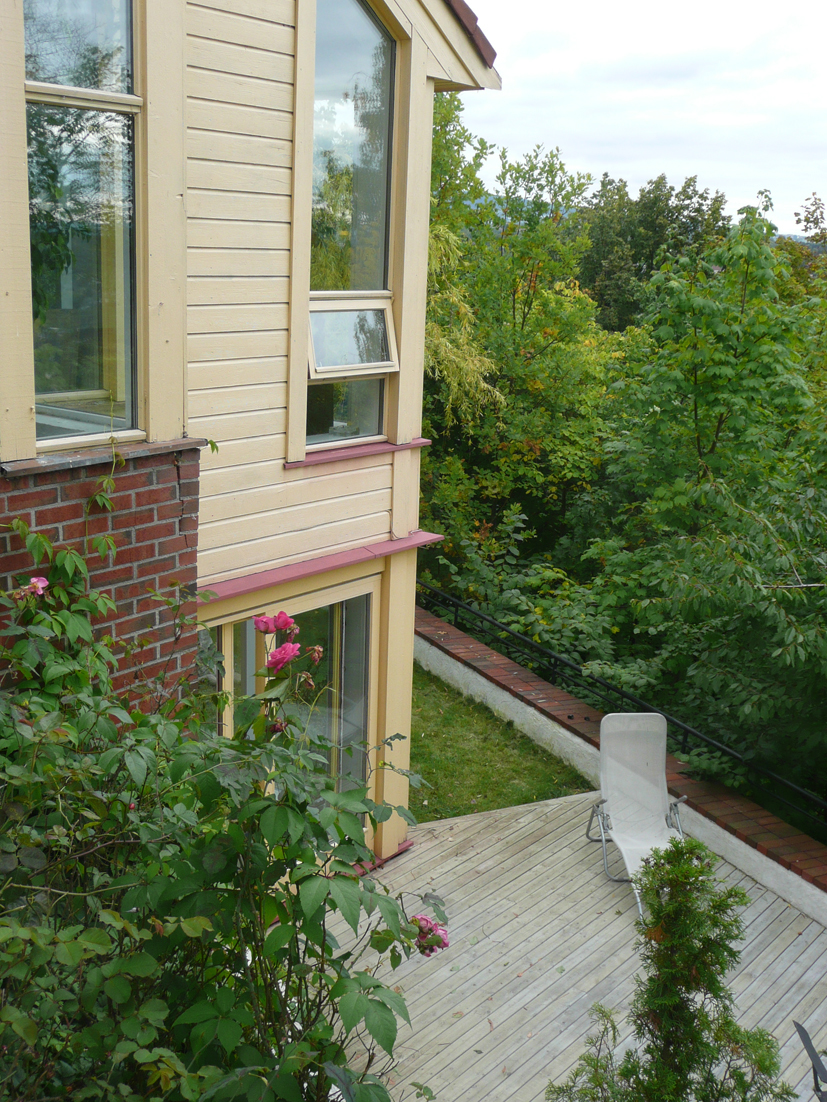 Ørneredet på Abbedikollen
Flott utsikt er det også fra utradisjonelle Villa Vormedal på Abbedikollen. Her er mange plan både i hus og hage, og rekreasjonsanlegg med basseng i kjelleren. I den terrasserte hagen med skulpturer og lysthus kunne publikum slå seg ned og få et helhetsinntrykk av anlegget.