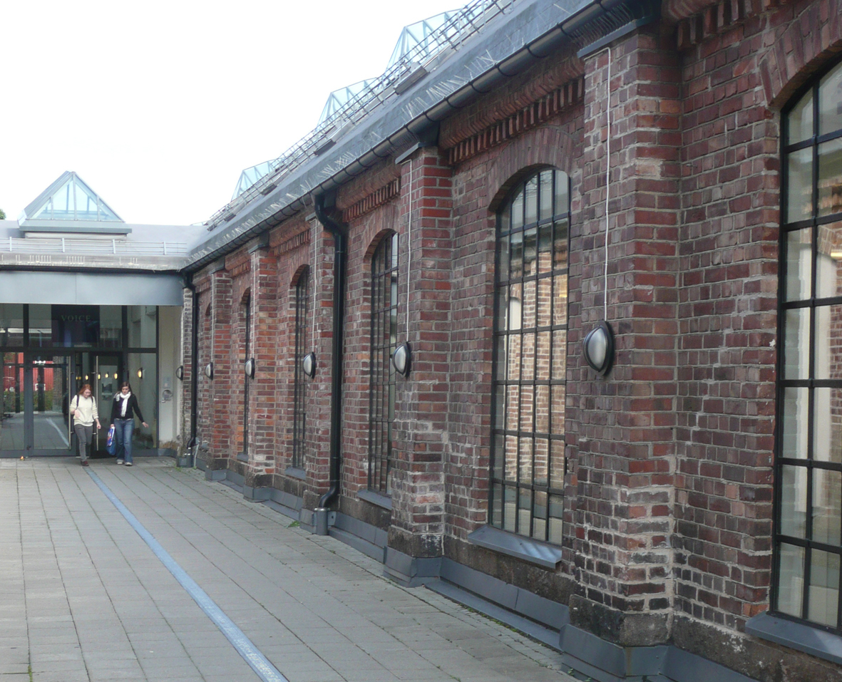 Mote i trikkestall
Interiørarkitekter i Zinc AS har forvandlet den tidligere sporvognshallen i Pontoppidansgate på Sagene til funksjonelle og delvis fleksible lokaler for noen av landets største kleskjeder, administrert av Voice. Publikum ble invitert inn for å se det store rommet for motevisninger, kontorer, verksteder, møterom,  stille rom kantine og andre deler av dette unike arbeidsmiljøet.