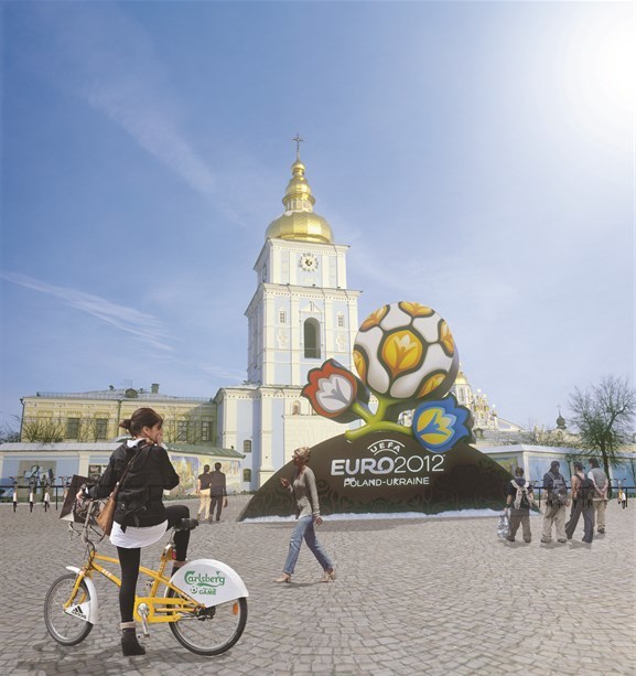 Illustrasjonen viser Kiev-prosjektets satsing på infrastruktur og et levende grønt byrom. Illustrasjon: Arkitektene Illustrasjonen viser Kiev-prosjektets satsing på infrastruktur og et levende grønt byrom. Illustrasjon: Arkitektene