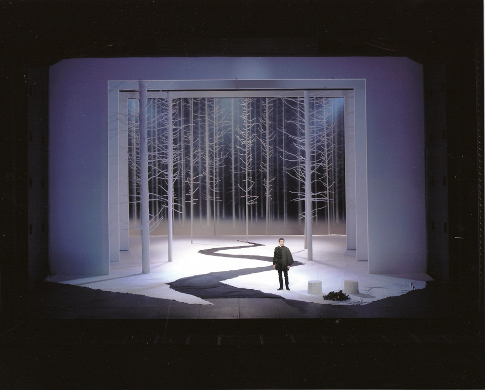  Jeg «skreller bort» så mye som mulig i scenebildene for å gi skuespillerne kraft. 
Alle foto: Catherine Ashmore