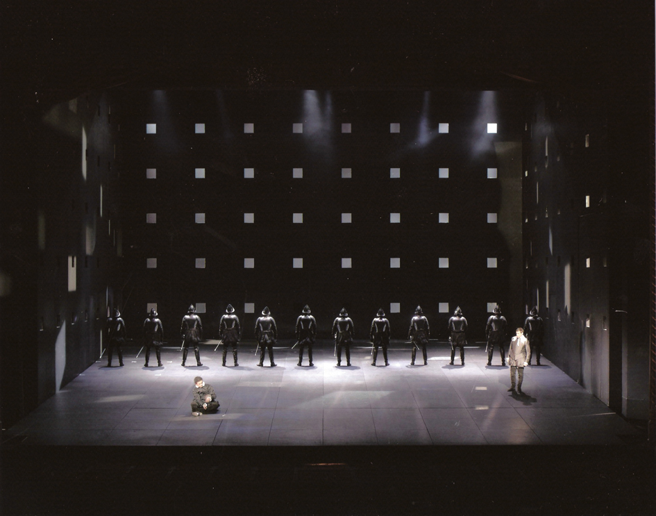 Som både scenograf og kostymedesigner kan Bob Crowley bruke skuespillerne som romelementer.