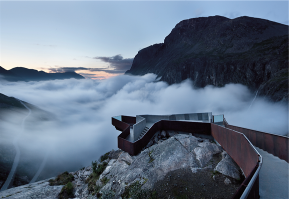 Slående arkitektur ved første øyekast og mye mer ved nærmere ettersyn, mener David Basulto om Reiulf Ramstads Trollstigen besøkssenter tegnet i samarbeid med Multiconsult 13.3 landskap. Basulto er opptatt av hvordan prosjektet har bidratt til vekst i lokalsamfunnet. Prosjektet tilhører kategorien Recognition. Foto: Reiulf Ramstad Arkitekter/diephotodesigner.de Slående arkitektur ved første øyekast og mye mer ved nærmere ettersyn, mener David Basulto om Reiulf Ramstads Trollstigen besøkssenter tegnet i samarbeid med Multiconsult 13.3 landskap. Basulto er opptatt av hvordan prosjektet har bidratt til vekst i lokalsamfunnet. Prosjektet tilhører kategorien Recognition. Foto: Reiulf Ramstad Arkitekter/diephotodesigner.de