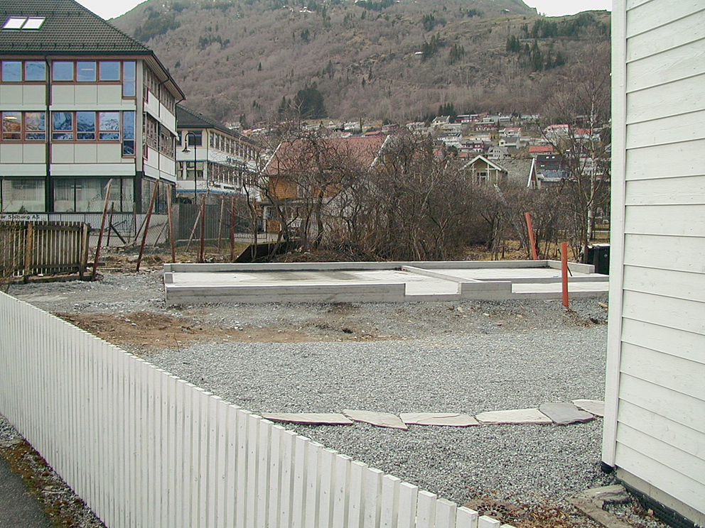 Kva gjer denne grunnmuren her, heilt for seg sjølv, midt i sentrum?