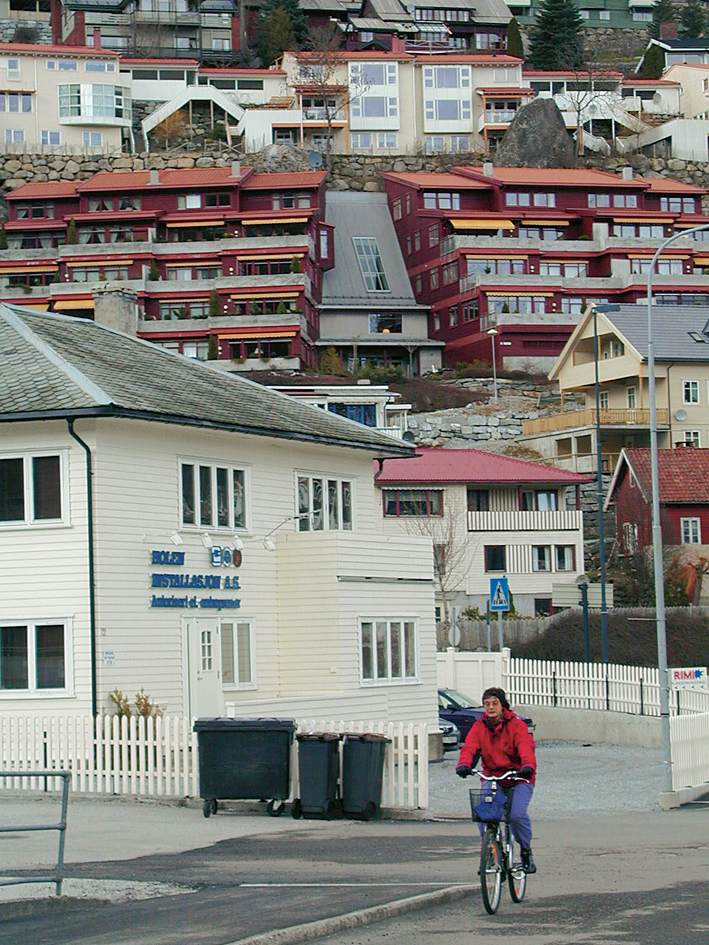 Høg tomteutnytting i skråninga opp frå tettstaden.
