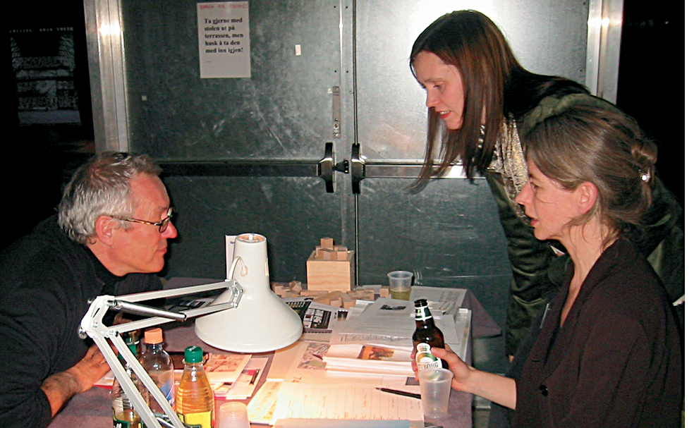 Asle Strøm fra Boligbyggelaget USBL (t.v.) møter April Aritekter ved Arna Mathiesen og Kjersti Hembre.