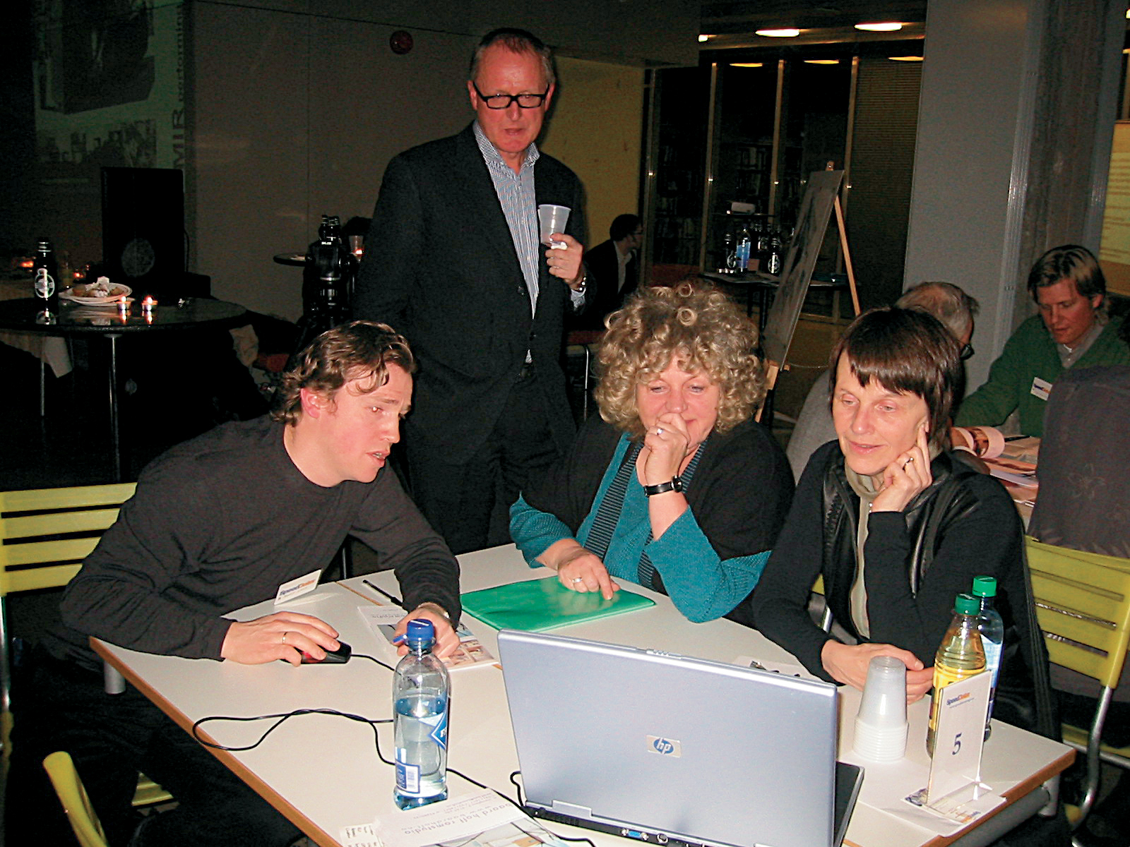 Arkitekt Baard Hoff (t.h.) viser arbeider til Statsbyggs Mai L. Hølen Balkøy og Ingrid Hildrum. I bakgrunnen følger president Gudmund Stokke med.