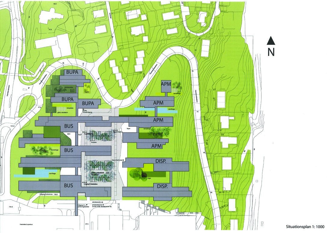 Vinnerutkastets situasjonsplan. Juryen foreslår at avdeling for psykisk helsevern (BUPA) i nord overtar det disponible arealet (DISP.) i sør-øst. Ill.: KHR arkitekter AS.