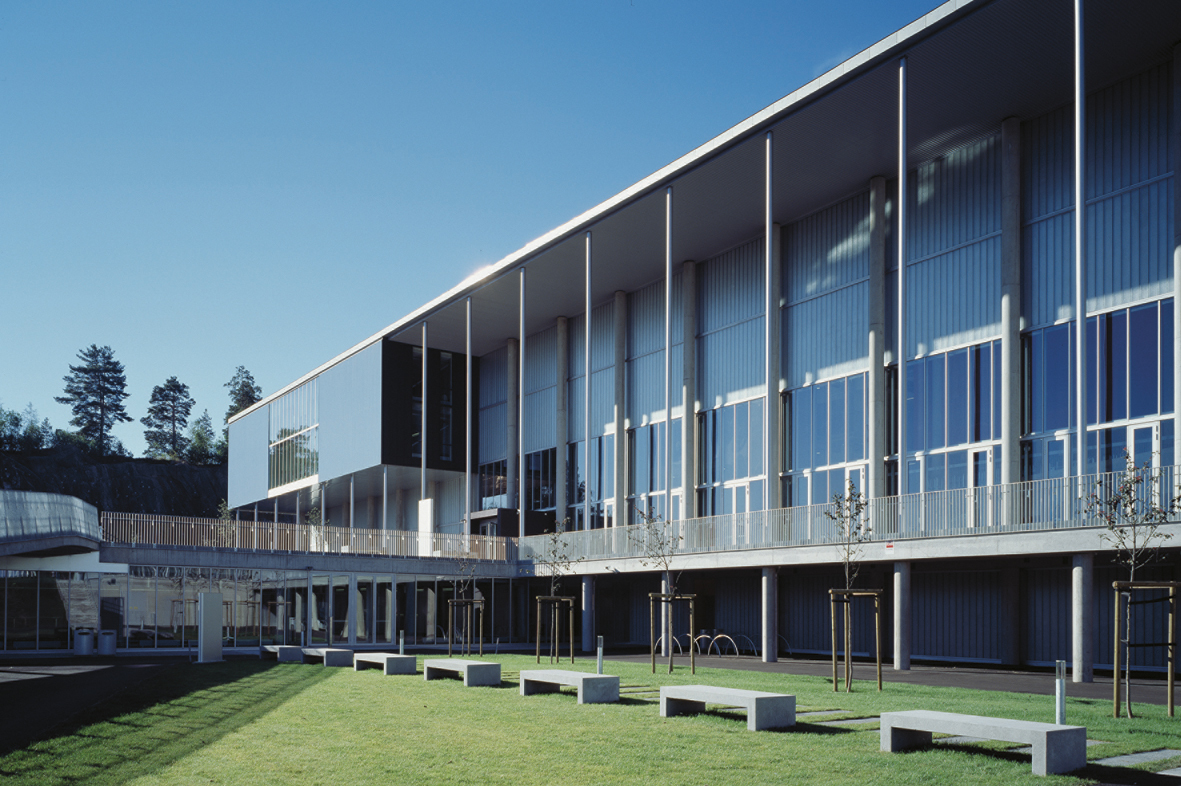 Kulturministeren synes sambruk av bygninger som gir møteplasser for lokalbefolkningen, er viktig. Hun liker måten dette er gjort på ved Bjørnholt skole i Søndre Nordstrand bydel i Oslo. 
Arkitekt/foto: NarudStokkeWiig Sivilarkitekter AS