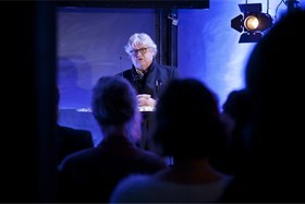 Karl-Otto Ellefsen holdt en av innledningene på møtet og snakket blant annet om mytedannelsen rundt årsakene til byveksten i Oslo. Foto: Roberto Di Trani