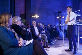 Christian Bason, ny administrerende direktør for Dansk Design Center, delte dansk virkelighet med de frammøtte på DogAs dialogmøte mandag. Til venstre Patrick Tepfers, leder i Norsk design- og arkitektursenter. Foto: Roberto Di Trani