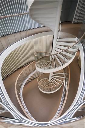 En ny trapp er blitt både skulptur, forbindelsesåre, luft- og lyssjakt. Foto: Ketil Jacobsen