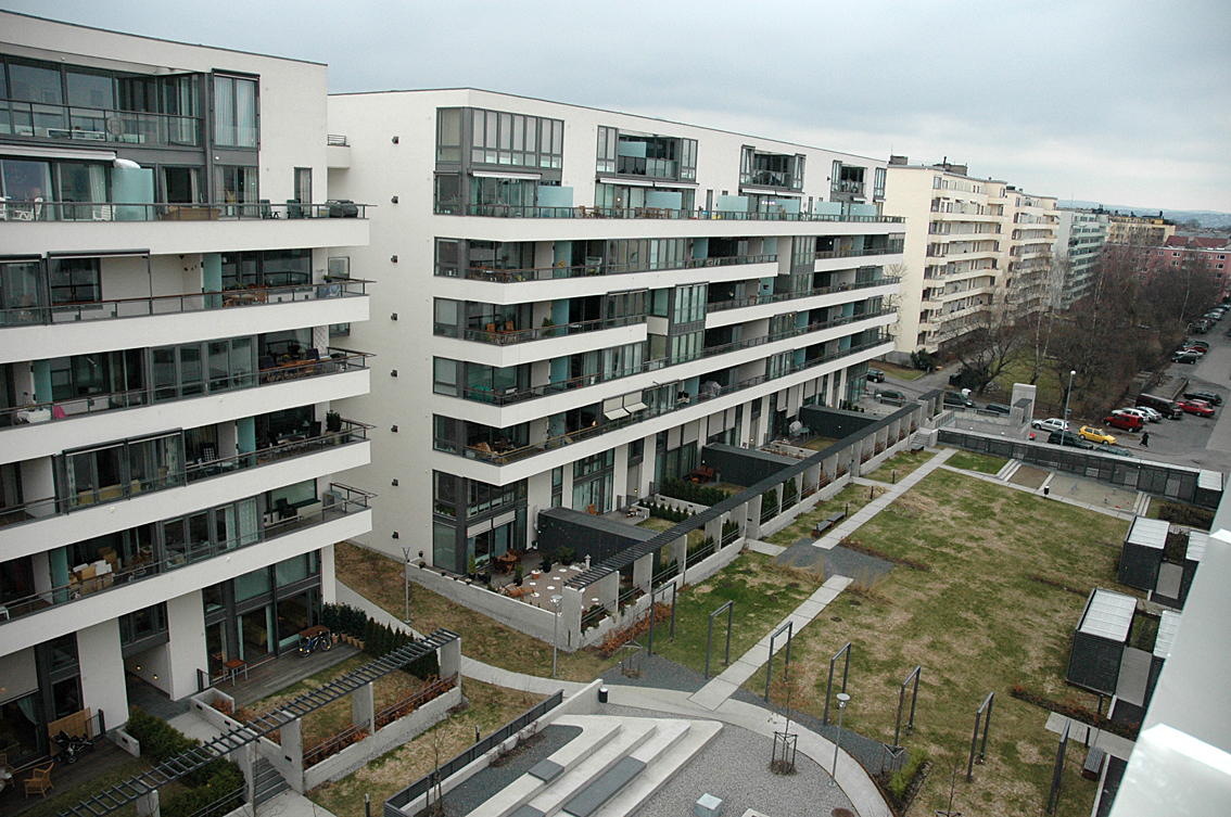 Utsyn mot nordøst, fra den ene av Ellen de Vibes to terrasser, mot naboenes sørfasader.