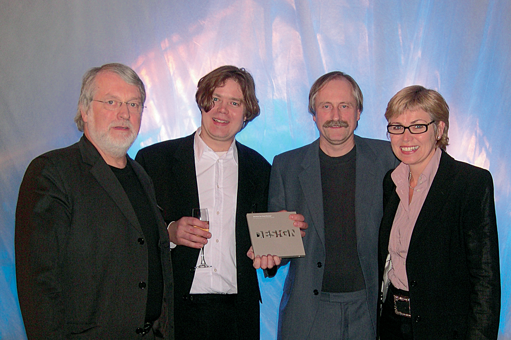 Sentrale aktører bak H09-konseptet, fra venstre møbeldesigner MNIL Svein Asbjørnsen, sapDesign, prosjektleder Stephen Hayes, Håg, møbeldesigner MNIL Egil Maalø, SapDesign og utviklingsdirektør Hilde Britt Mellbye, Håg. Foto: Øystein Munz.