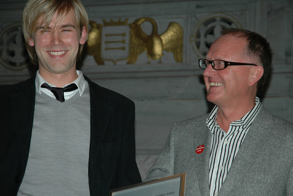 Fredrik Lund Krogeide (t.v.) vant NALs pris for arkitektstudenter og gratuleres av NAL-president Gudmund Stokke.