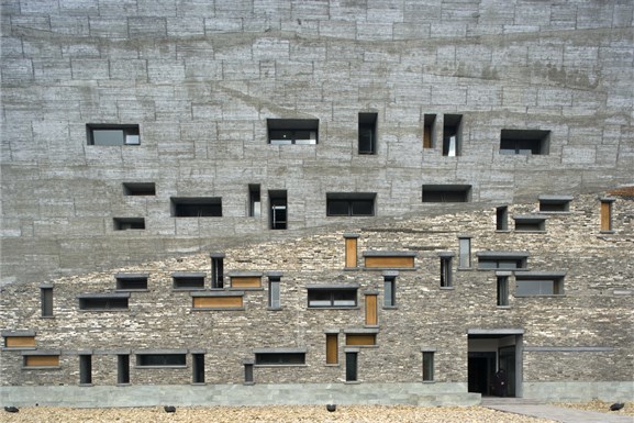 Arkitekten hengir seg gjerne til eksperitering med materialer, her i Ningbo Historiske Museum (2008). Foto: Lv Hengzhong
