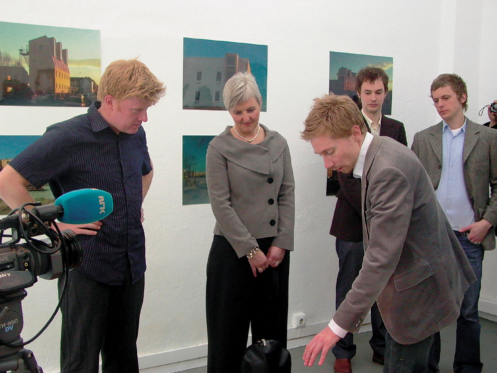 Ministerbesøk i galleri 0047: Kulturminister Svarstad Haugland var til stede 5. mai ved åpningen av Brendeland & Kristoffersen-ustillingen under designfestivalen DESIGNMAI 2005 i Berlin. 
Fra venstre: Geir Brendeland, Valgerd Svarstad Haugland, Olav Kristoffersen. Bak gallerieierne Øystein Rø og Espen Røyseland. (Fotos: Projekt 0047.)