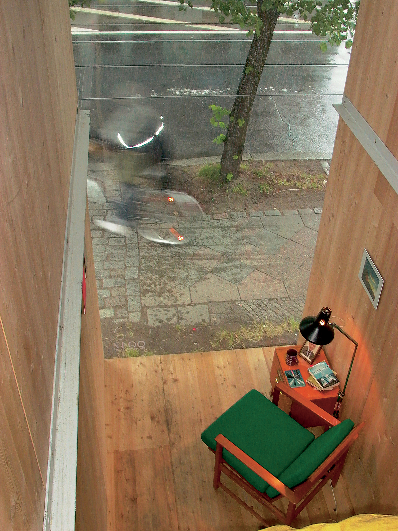 Boligen har utsikt over gatelivet i Invalidenstrasse.