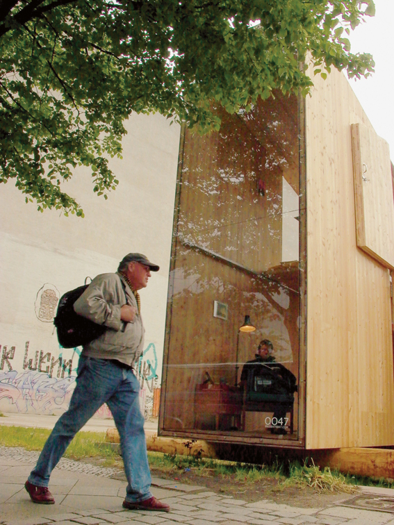 Replika i 1:1 av ett av soverommene i Svartlamoen-prosjektet ble oppført på hovedutstillingsområdet.