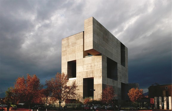 Alejandro Aravena og Elemental driver ikke bare med sosial boligbygging. Blant hans mest kjente bygg finner vi Centro de Innovación Anacleto Angelini ved Universidad Católica de Chile i Santiago, som sto klart i 2014. Foto: Nina Vidic Alejandro Aravena og Elemental driver ikke bare med sosial boligbygging. Blant hans mest kjente bygg finner vi Centro de Innovación Anacleto Angelini ved Universidad Católica de Chile i Santiago, som sto klart i 2014. Foto: Nina Vidic