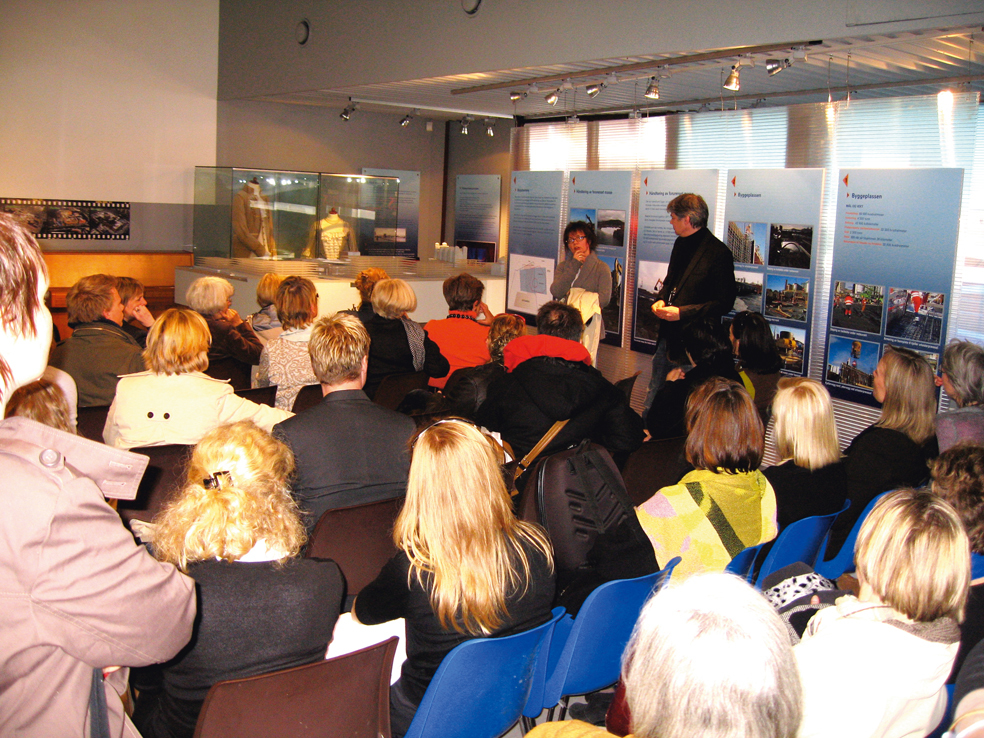 NILerne Bjørg Aabø og Øystein Tveter fra Snøhetta orienterte sine kolleger i den nye operaens besøkssenter før omvisningen.