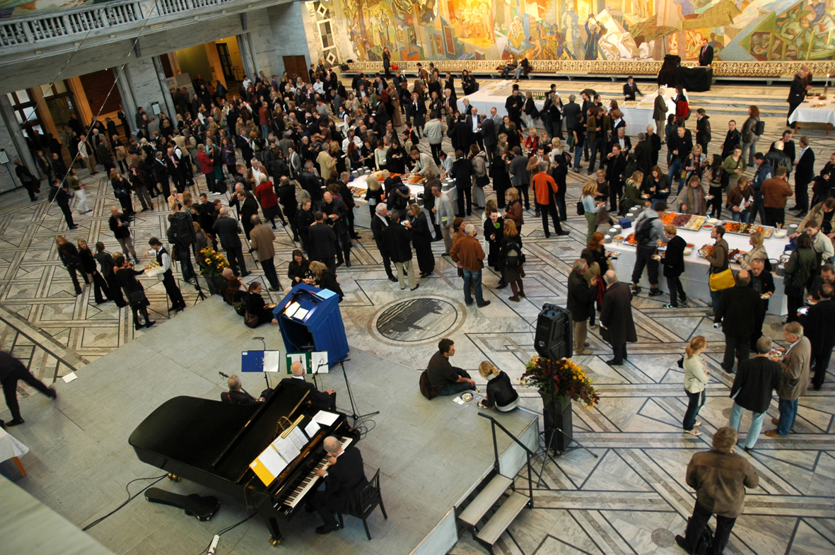Mottakelse med servering og premieutdeling i festsalen i Oslo rådhus.