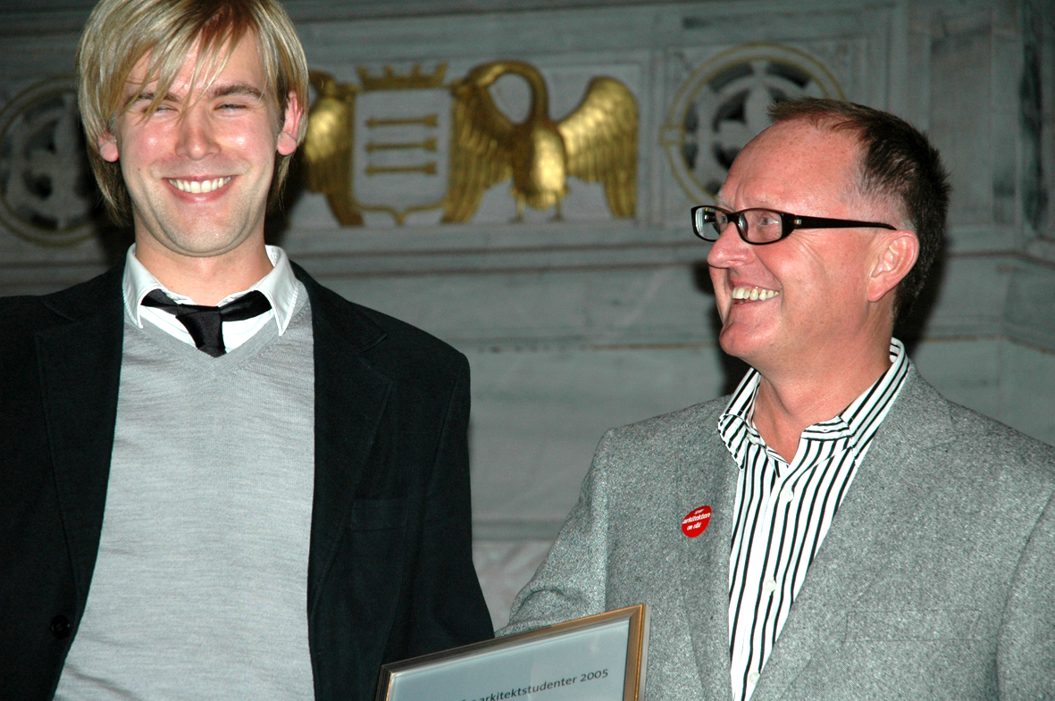 Fredrik Lund Krogeide (t.v.) vant NALs pris for arkitektstudenter, og gratuleres av NAL-president Gudmund Stokke.