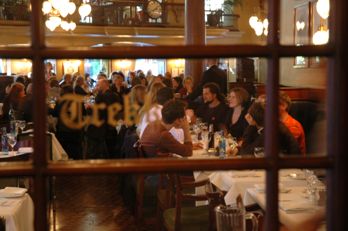 Lunsj i standsmessige omgivelser på Theatercaféen.