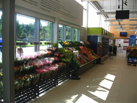 Snøhetta arbeidet for at dagslyset skulle følge kundene inn i butikken. Slik ser det ut i praksis. Foto: Andreas Joyce Nygaard.