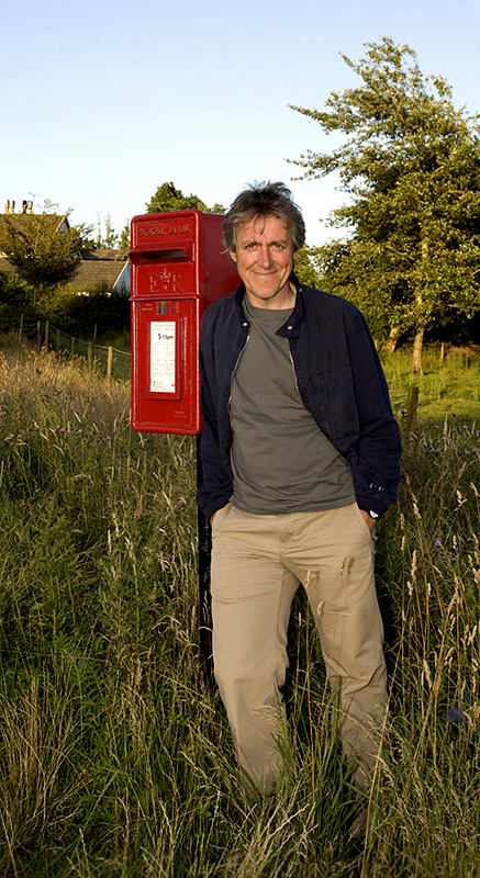 Griff Rhys Jones, blant annet kjent fra komiserien Smith & Jones, er populær og engasjert programleder i «Restoration».
