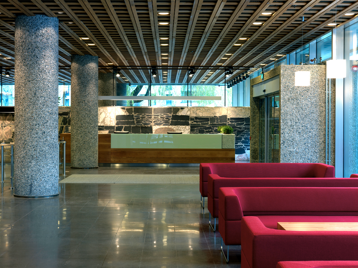 Den restaurerte vestibylen med resepsjon har fått helt ny innredning.