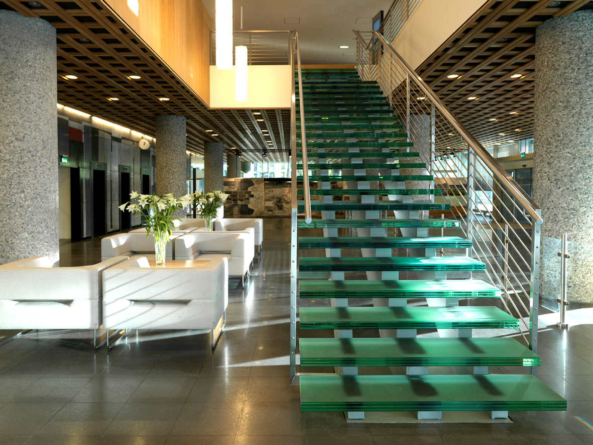 Glasstrappen forbinder vestibylen med  konferansesenteret i 2.etasje.