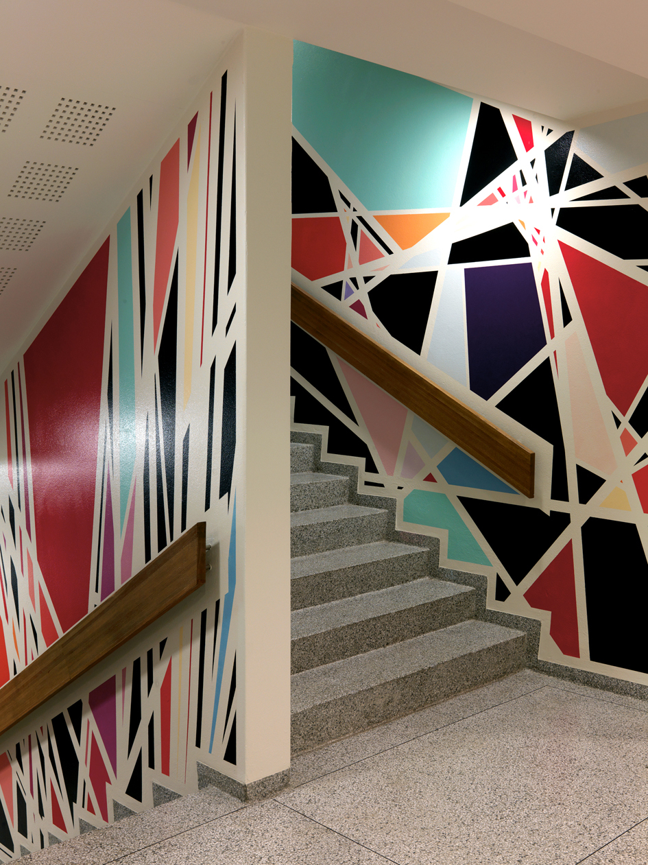 Trappeveggene er utsmykket av Jan Christensen.