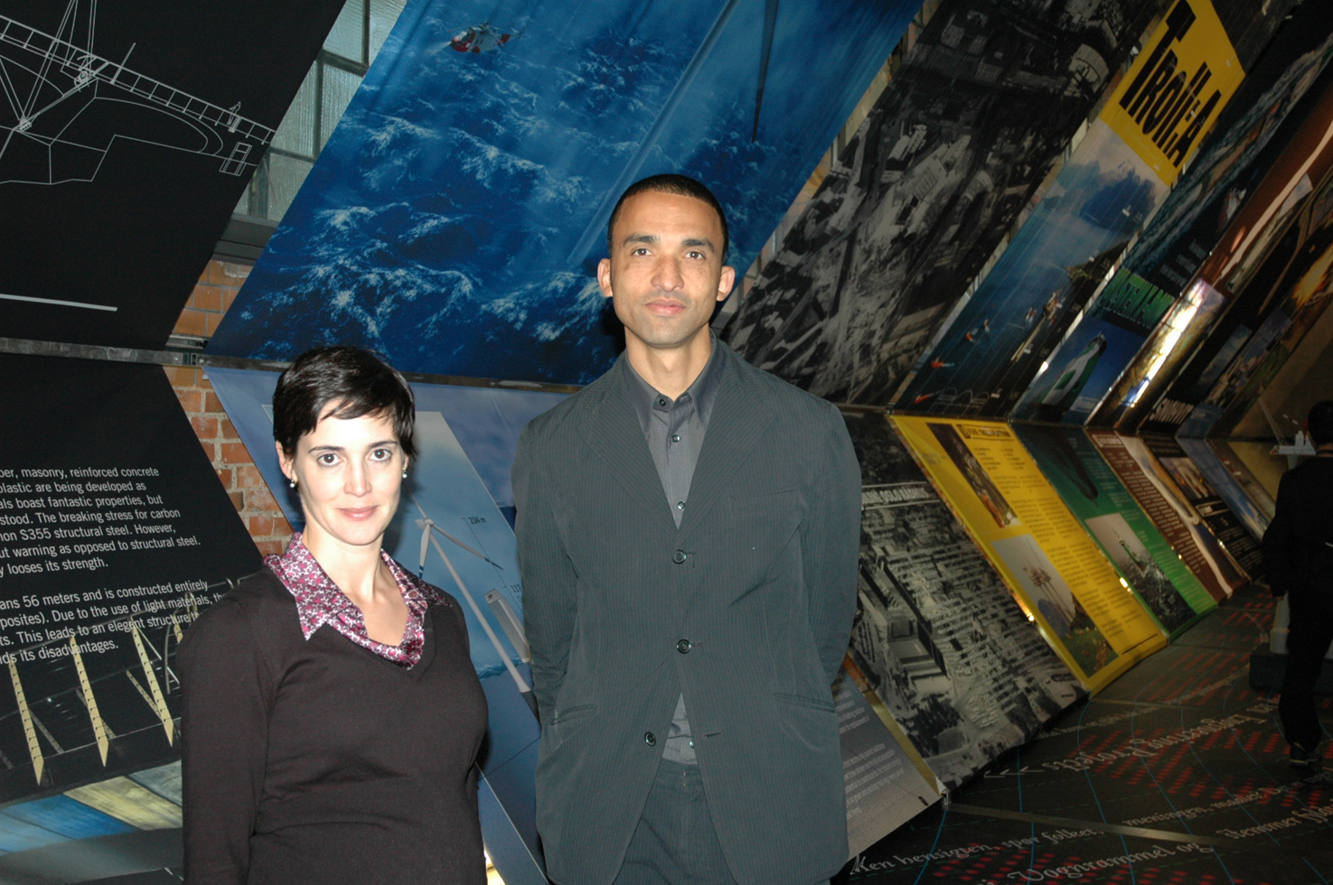 Kurator for Oslo Triennale 2007, Gary Bates (t.h.) og assisterende kurator, Alexandra Cruz, gleder seg over vellykket utstillingsåpning i DogA. Fotos: Anne Plau Hoel.
