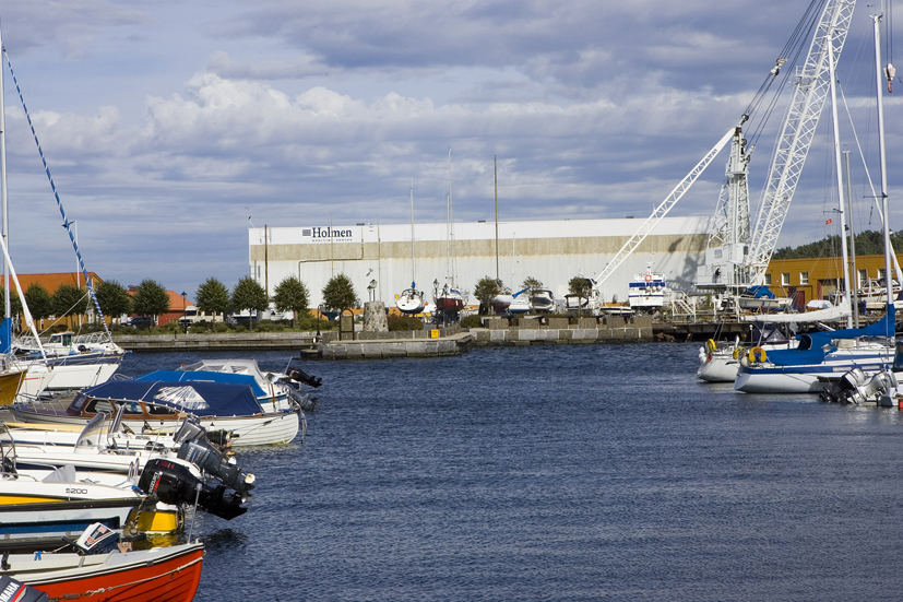 Holmen: Det gamle skipsverftet utgjør en litt annen innramming av havnebassenget. Området er på 15 daa og skal nå utvikles som nærings- og boligområde. Politikerne i Risør vil at det gamle industriområdet skal bygges ut som en bydel i den moderne trehusbyen.