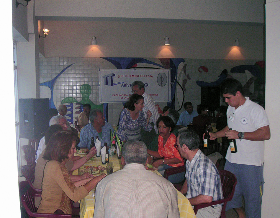 Lunsjstemning i kantina.