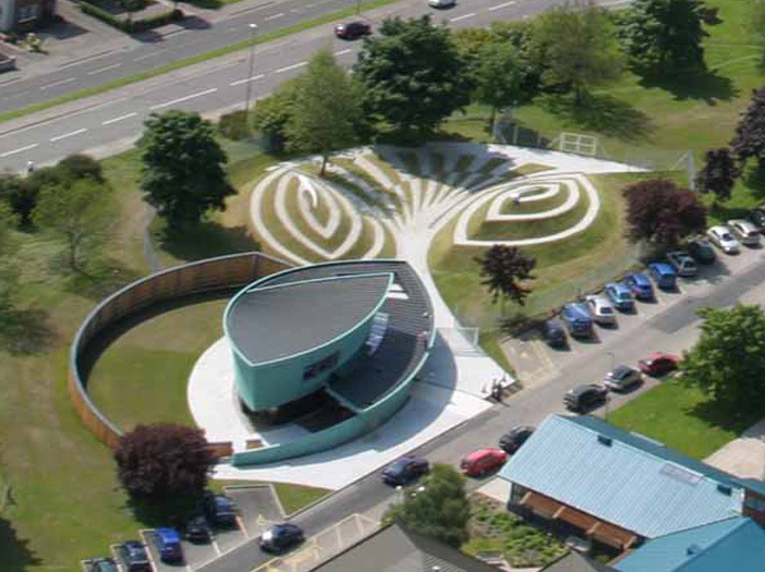 Maggie's Highlands i Inverness, åpnet i 2005 og er tegnet av Page & Park, med Maggies ektemann, Charles Jencks, som er landskapsarkitekt. Foto: Page & Park Architects.