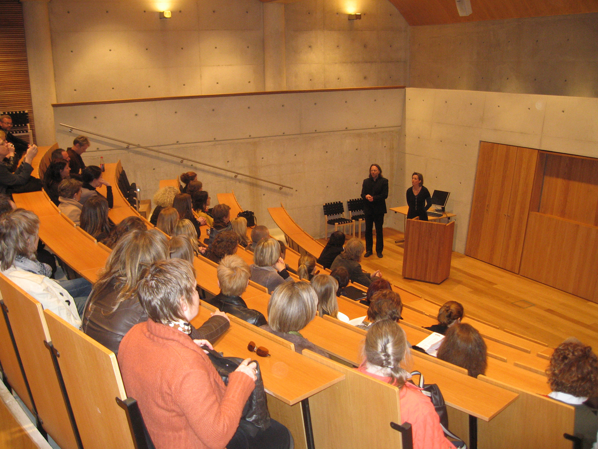 Hanne Margrethe Hjermann og Inge Hareide startet sin visning av forlagshuset Gyldendal med en orientering om prosjektet og samarbeidet mellom arkitekt og interiørarkitekt. Og så fikk vi god tid til å gjøre oss kjent med alle kontoretasjene og fellesrommene i denne praktfulle bygningen.