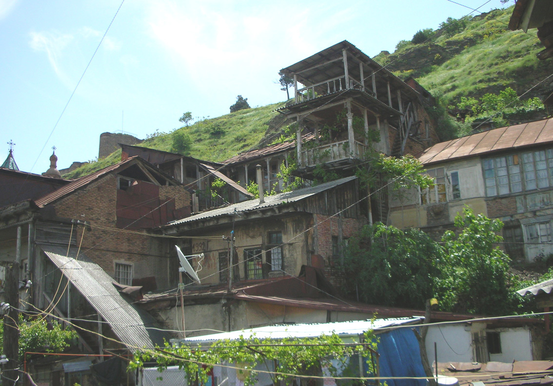 Omfattende forfall: Store deler av gamle Tbilisi er i ferd med å miste sine eldre bygninger.