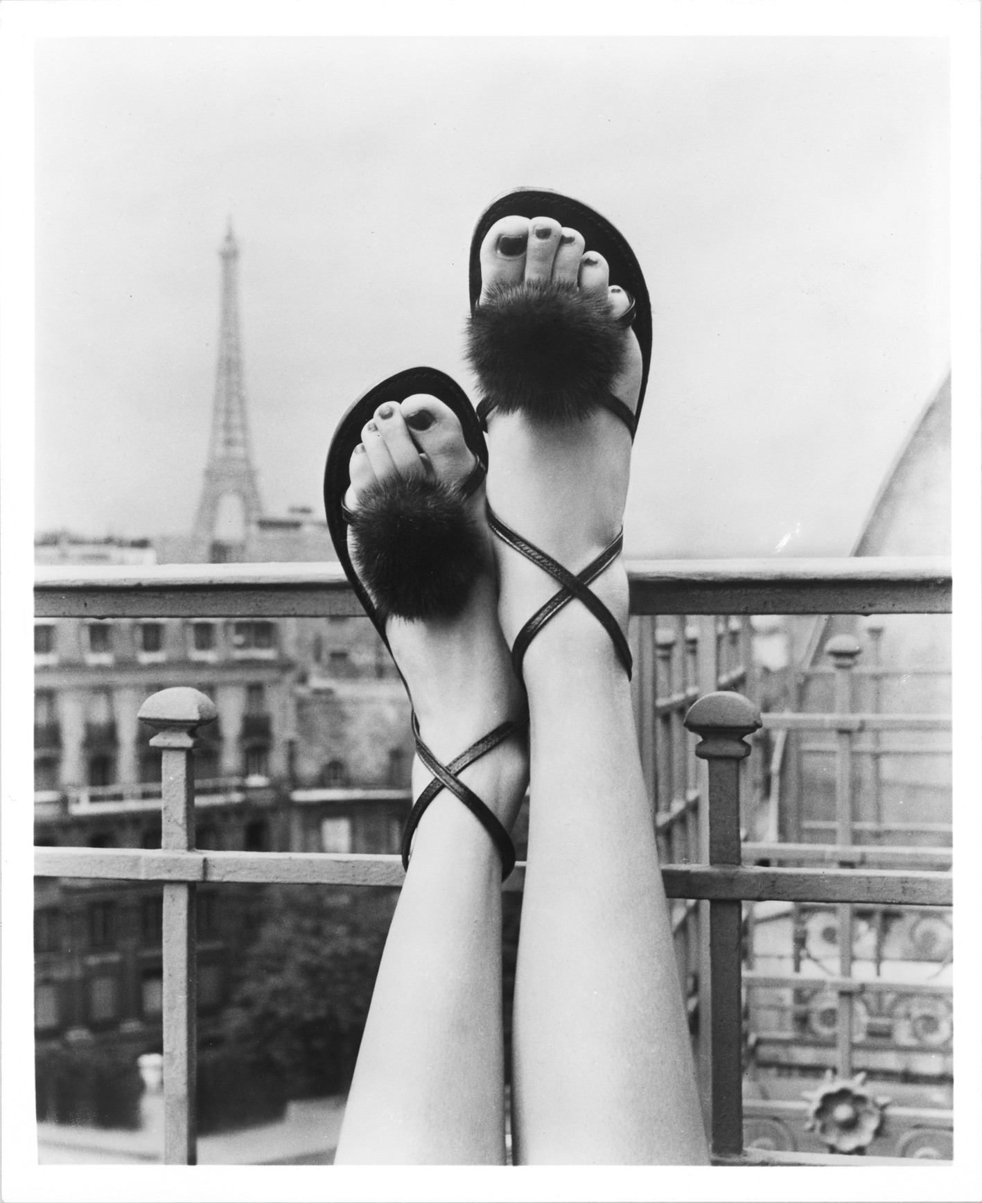 Ett par Bernardo Sandals i Paris. Foto: Research Library, The Getty Research Institute, Los Angeles.
