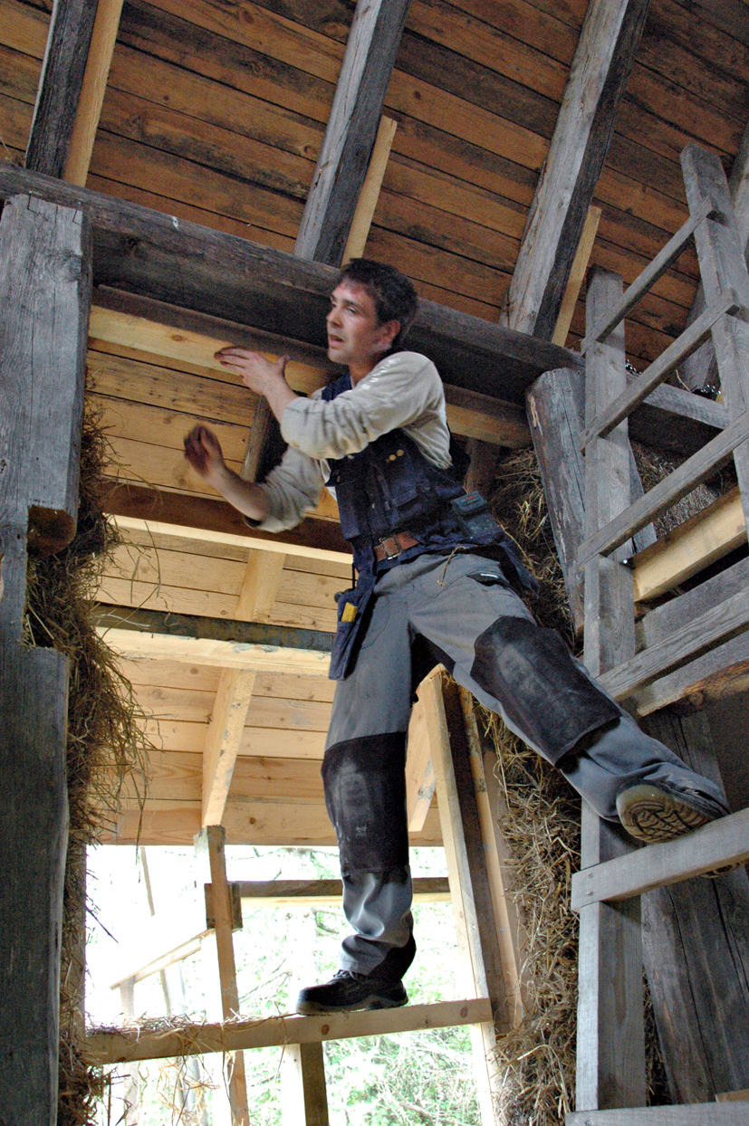 Marius Stiansen er lærling hos tømrarmeister Torstein Kristiansen, og byggjer tak.